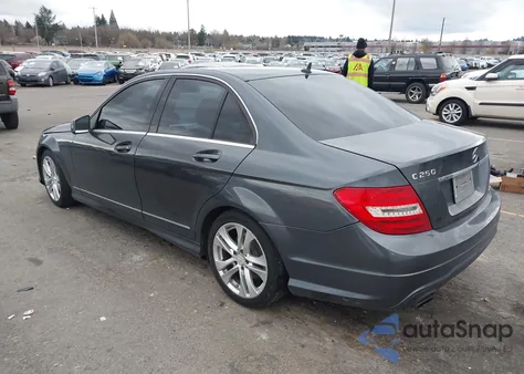 2013 Mercedes-Benz C 250 Sport из США, поврежденный, VIN WDDGF4HB6DA781557